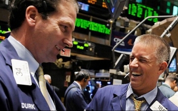 Chứng khoán Mỹ đồng loạt bứt phá, Dow Jones phá đỉnh lịch sử