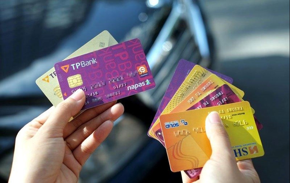 Các ngân hàng "chạy đua" thực hiện chuyển đổi thẻ từ sang thẻ chip