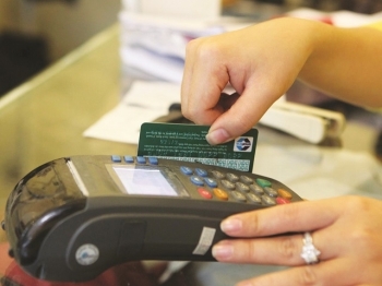 Tràn lan dịch vụ “giúp” rút tiền mặt từ thẻ tín dụng