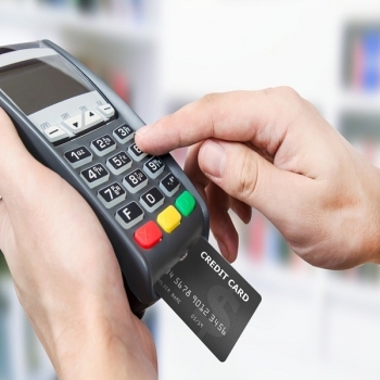 Dùng thẻ tín dụng qua những giao dịch khống là phạm pháp