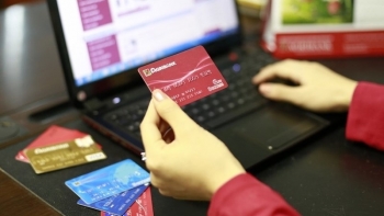 Nhiều ngân hàng mạnh tay giảm phí dịch vụ cho chủ thẻ
