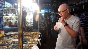 Tỉ phú Anh - Joe Lewis du thuyền đến Phú Quốc khiến chợ đêm náo nhiệt