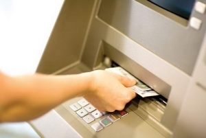 Người tiêu dùng nên chọn những ngân hàng không thu phí ATM