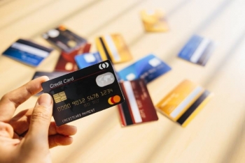 Người tiêu dùng đang tích cực dùng thẻ tín dụng