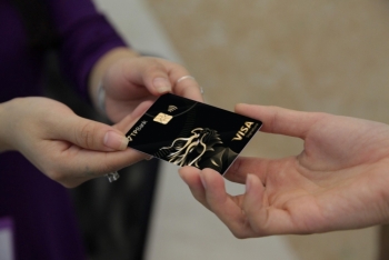 TPBank ra mắt thẻ tín dụng bằng kim loại đầu tiên tại Việt Nam
