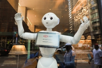 Nhân sự sẽ giảm khi ngân hàng đưa robot vào phục vụ khách hàng?