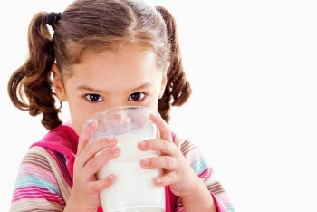 Trẻ em uống sữa nguyên chất có nguy cơ béo phì?