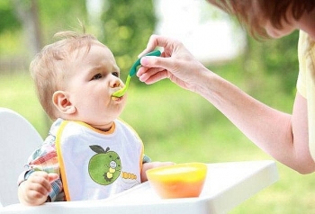 Những lưu ý trong chế độ dinh dưỡng cho trẻ nhỏ mà bố mẹ cần biết