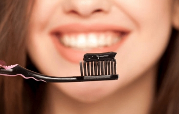 Tác hại nghiêm trọng của việc sử dụng kem đánh răng than