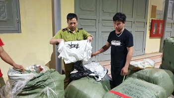 Số lượng lớn quần áo sản xuất ngoài Việt Nam bị tóm gọn có dấu hiệu vi phạm