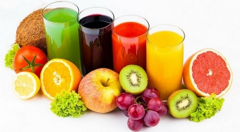 Có nên uống nhiều nước trái cây hay không?