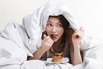 Tác hại của việc ăn đêm đối với sức khỏe