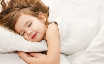 Vì sao bố mẹ cần cho con đi ngủ trước 9 giờ tối?