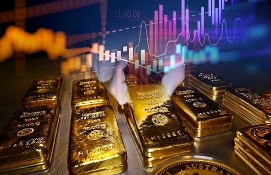 Giá vàng bật tăng mạnh, áp sát mốc 70 triệu đồng/lượng