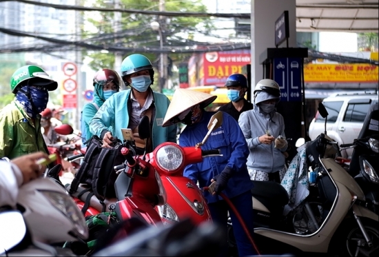 Việt Nam nên hỗ trợ người dân chống chọi với giá xăng tăng cao