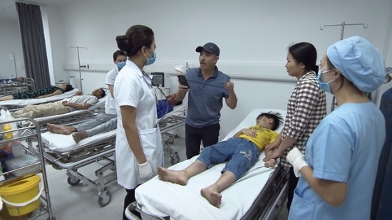 Trực tiếp phim Lửa ấm tập 1 trên kênh VTV1: Người nhà bệnh nhân bức xúc tố cáo bác sĩ?