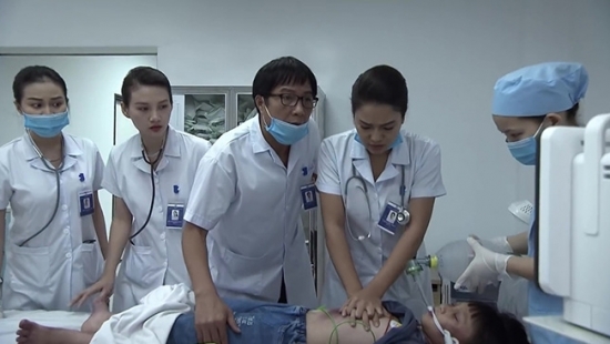 Trực tiếp phim Lửa ấm tập 2 trên kênh VTV1: Bệnh nhân nhí gặp nguy kịch