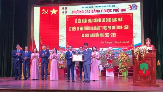 Trường Cao đẳng Y Dược Phú Thọ đón nhận Huân chương Lao động hạng Nhất