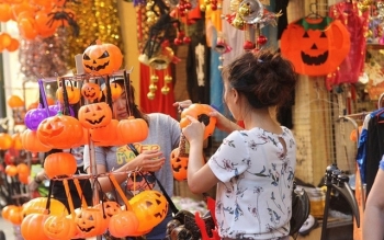 Nhộn nhịp thị trường đồ hóa trang Halloween