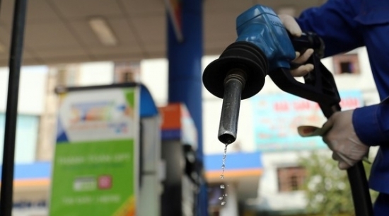 Làm cách nào để giảm giá xăng dầu?