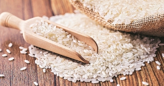 Cập nhật giá gạo chiều ngày 25/11: Thương lái dừng thu mua, gạo trong nước giảm giá