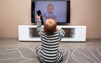 Những tác hại của việc xem tivi đối với trẻ em