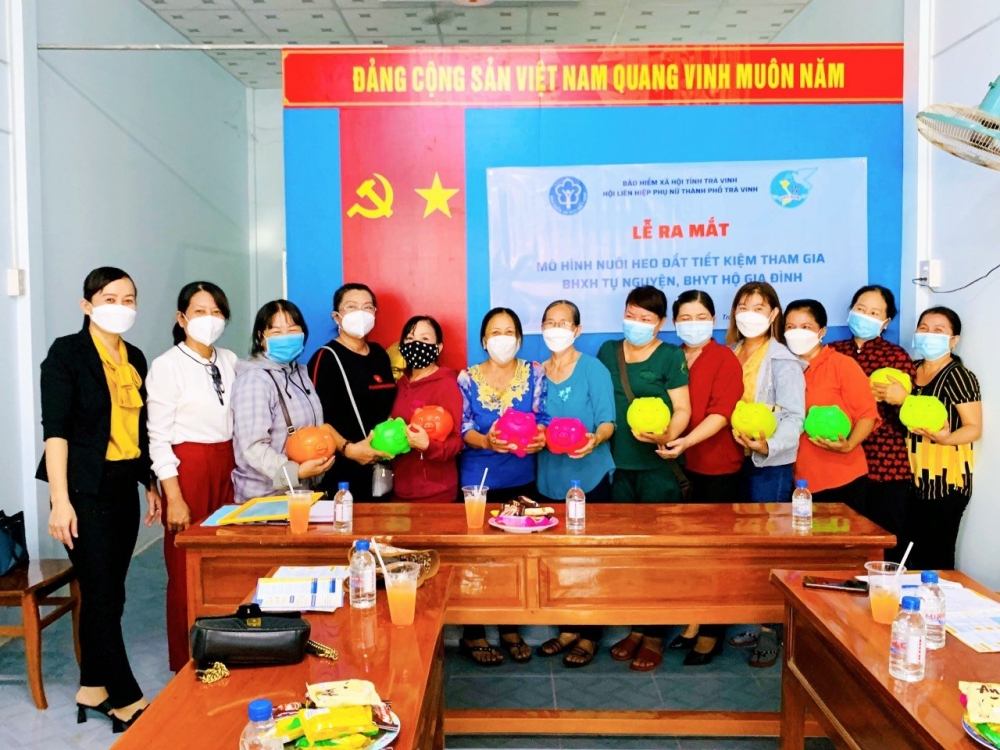 Hiệu quả từ mô hình "nuôi heo đất tiết kiệm tham gia BHXH tự nguyện” tại tỉnh Trà Vinh
