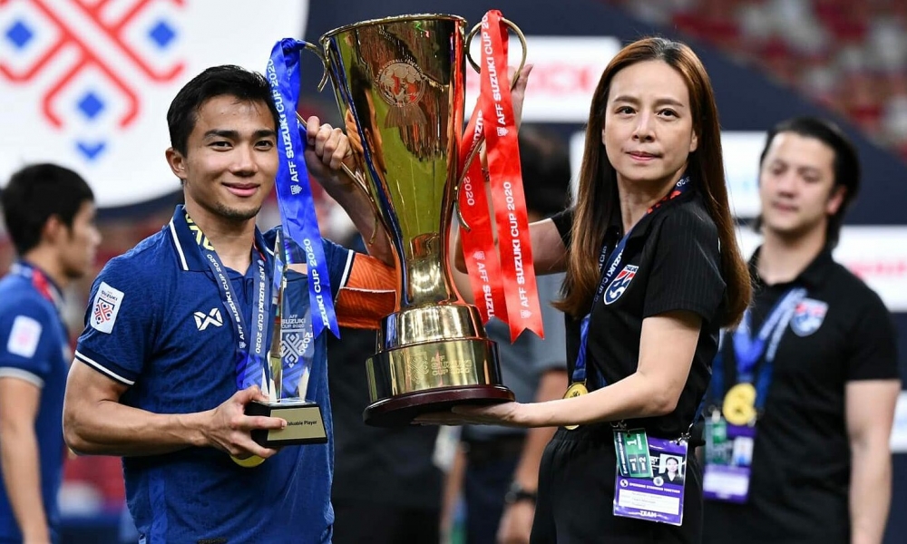 Choáng ngợp với gia thế khủng của “Bông hồng thép” bóng đá Thái Lan