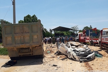 [Clip]: Xe tải chở đất đè xế hộp bẹp dúm ở Thanh Hóa khiến 3 người tử vong