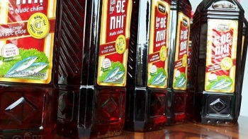 Phát hoảng với nước chấm Chinsu-foods hiệu Nam ngư Đệ nhị lúc nhúc cặn, bợn bám đầy chai