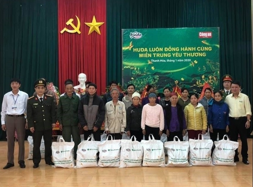 Công an Thanh Hóa phối hợp với nhà tài trợ trao 1000 xuất quà Tết cho đồng bào nghèo tại 5 huyện miền núi