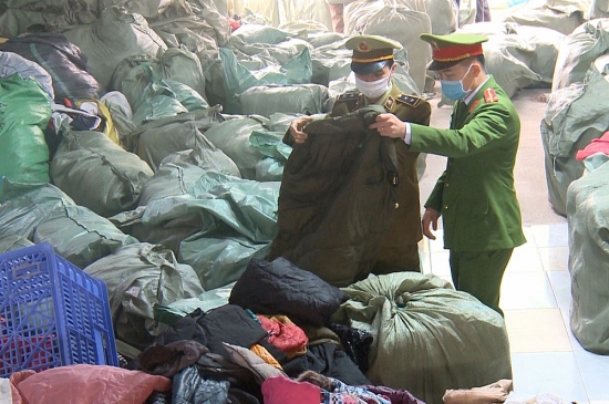 Bắt giữ hơn chục tấn quần áo đã qua sử dụng không rõ nguồn gốc