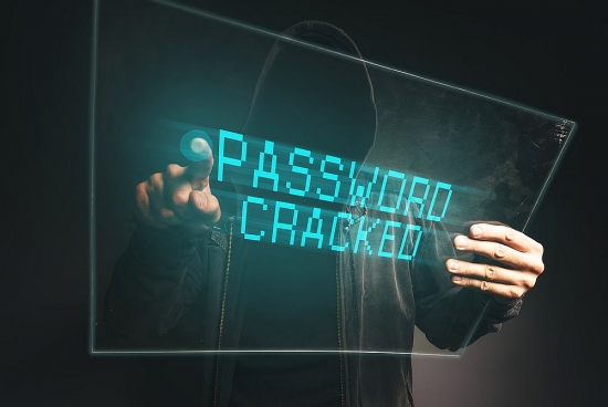 Bắt 3 đối tượng chuyên "hack mật khẩu" tài khoản để rút tiền chiếm đoạt 2,4 tỷ đồng
