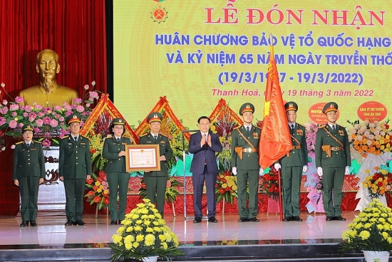 Chủ tịch Quốc hội Vương Đình Huệ trao "Huân chương Bảo vệ Tổ quốc hạng Nhất" cho Nhà máy Z111