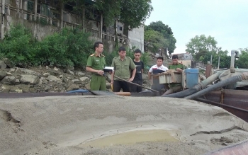 Thanh Hóa: Bắt quả tang 1 tàu khai thác cát trái phép trên sông Mã