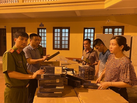 Thanh Hóa: Bắt giữ 1 xe thư báo chở 40 nghìn bao thuốc lá lậu
