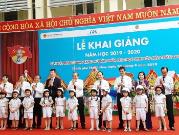 Phó Thủ tướng Thường trực Trương Hòa Bình dự khai giảng năm học mới tại Thanh Hóa