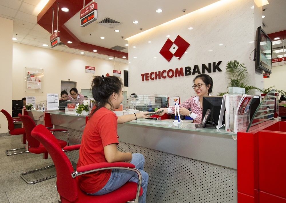 vietcombank techcombank dan dau ve thu nhap cho nhan vien