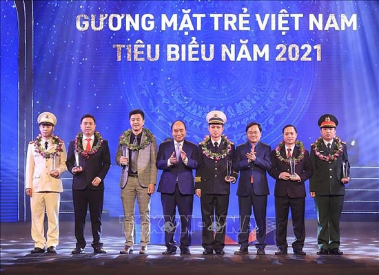 Chủ tịch nước dự Lễ trao giải “Gương mặt trẻ Việt Nam tiêu biểu năm 2021”
