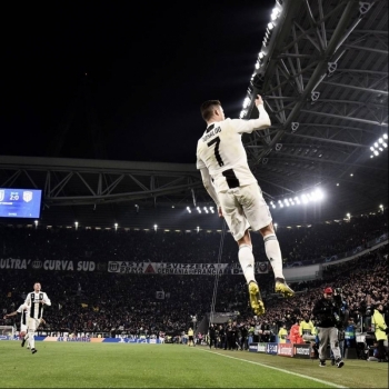 Tin NÓNG bóng đá tối 23/4: Ronaldo ngồi máy bay riêng về Juventus