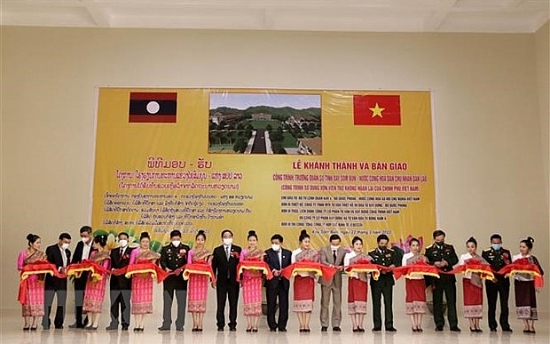 Báo chí Lào ca ngợi tình đoàn kết đặc biệt Việt-Lào