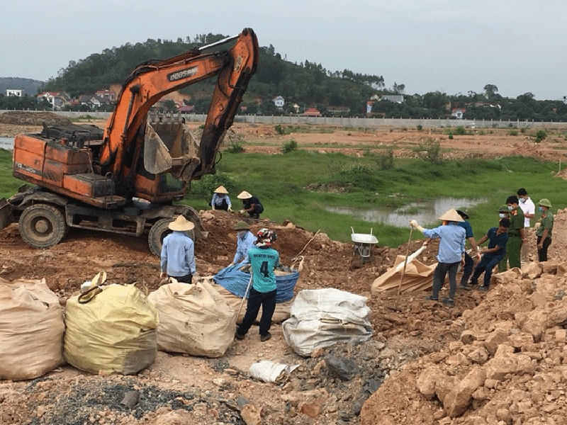 Công an khai quật hơn 250 tấn chất thải Công ty Khải Hồng chôn trái phép để phục vụ điều tra