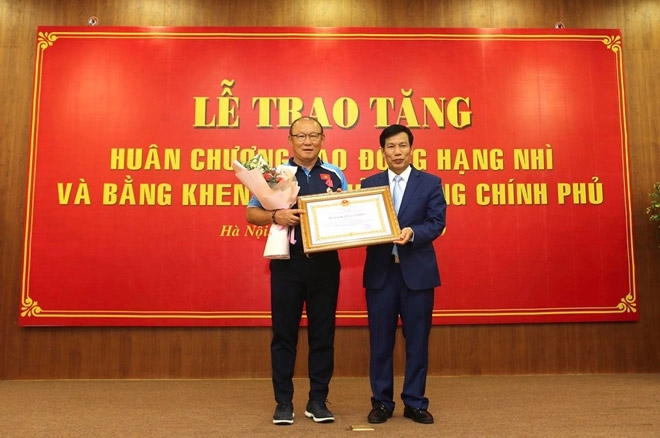 Tin nóng bóng đá tối 27/8: HLV Park Hang Seo nhận Huân chương Lao động hạng Nhì
