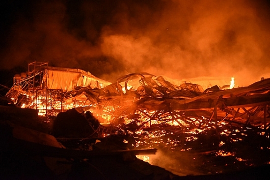 Phú Tài (PTB) cháy lớn, toàn bộ hàng hóa nhà xưởng rộng 6.000 m2 bị thiêu rụi