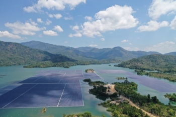 ADB cho vay 37 triệu USD phát triển dàn pin điện mặt trời nổi đầu tiên tại Việt Nam