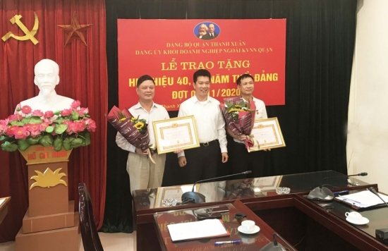Đảng ủy khối Doanh nghiệp quận Thanh Xuân trao tặng Huy hiệu 40 và 30 năm tuổi Đảng