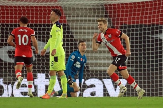 Tin nóng bóng đá sáng 7/11: Southampton chiếm ngôi đầu Ngoại hạng Anh