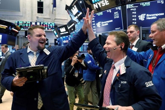 Chứng khoán Mỹ chốt tuần đỉnh cao, Dow Jones tăng kỷ lục hơn 200 điểm