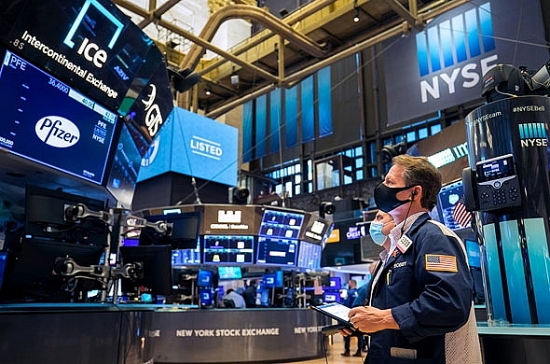Dow Jones futures tăng trăm điểm sau phiên bán tháo, nhà đầu tư nghe ngóng về Omicron