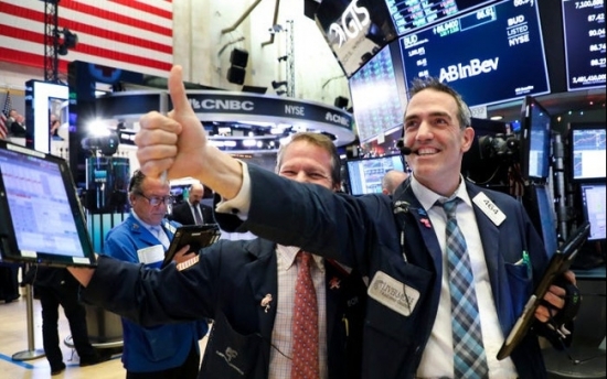 Chứng khoán Mỹ quét sạch "nỗi sợ hãi" từ biến thể Omicron, Dow Jones hồi phục hơn 1.000 điểm